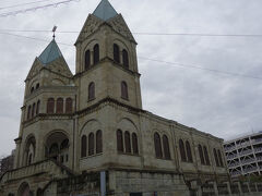 やっぱり餃子を食べて帰りたいということで来らっせ本店で予約登録、Lineで連絡が来るまで周辺を散策します。
大谷石で建造された松が峰教会にやってきました。
建材として大谷石が使われている、昭和初期に建てられた二つの大きな尖塔を持つ大きな教会です。2Fの教会内も見学出来ますが撮影は禁止です。
祭壇や柱にも大谷石が使われており、派手な装飾やステンドグラスはありませんが、白が基調の静かな教会でした。