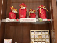 実はいただいたトークンで桃園方面に行く予定だったのに台北往復にしか使えないと言われ、慌てて台北のどこへ行こうか悩みます。
simを買ってないからWi-Fiが使えるのはMRTの車内だけ。
いろいろ調べたけど結局、土地勘もあるし体力も使いたくないので中山駅周辺へ行くことに。

大好きな「ホテル ロイヤル ニッコー タイペイ」のヌガーを買って