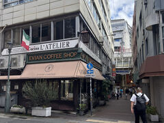 チェックインにはまだ時間がありますので、どこかでコーヒーブレイクをしたいと思っていたら、ちょっとレトロっぽい雰囲気の喫茶店を見つけました。