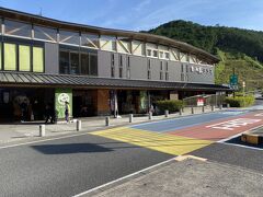 帰りは紀北パーキングエリアに寄りました。
特産品やレストランが揃うパーキングエリアで、土産物の品揃えが豊富でした。
まだ新しいのか、とても綺麗な建物でした。
