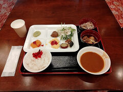 昨日食べそこねた「冷やし肉そば」、名物の「芋煮」・「玉こんにゃく」が提供されていて、超ラッキーでした。

もちろんお椀に盛り付けて、いただきました。
また、朝にカレーを出すホテルが増えたように思います。私はカレーも大好きなので、しっかりいただきました。

その他、サラダ・焼き魚・コロッケなど、少しずつ皿に盛り付けて、朝からガッツリ食べることができました。

特に、「冷やし肉そば」・「芋煮」・「玉こんにゃく」は、想像を超える美味しさで、しっかりと山形の味を満喫できました。