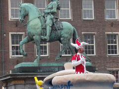 ＜デュッセルドルフのカーニバル＞

デュッセルドルフのカーニバルは「カーニバルの精霊Hoppeditzホッペディッツ」が、＊11月11日11時11分に眠りから目覚めるところからスタートする。
ホッペディッツはなぜLöwensenf（レーヴェンゼンフ）ライオン印のマスタードの壺から出てくるのだろうか？それはドイツ人も知らないらしい（笑）。
デュッセルドルフの典型的な、まるでピエロのような恰好で道化師姿のホッペディッツは写真の様に、ヨハン・ヴィルヘルム2世の騎馬像が立つ市庁舎前でデュッセルドルフ名物のレーヴェンゼンフ（マスタード）の壺から出現する。

（11月11日は Sankt-Martins-Tag oder Martinsfest聖マルティンの日(祭り)で、 その後は長い休止期間に入る）

（＊ドイツで11の数字は悪い意味がある？のか調べてみたがよく分からない。
尚、英語圏の不吉な数字は「11」「111」だそうで、「11」や「111」という1のゾロ目の数字は「1のゾロ目は蛇の目」として不吉な数とされているからだそうだが？）

ついでながら、カーニバルの最終日である「Aschermittwoch灰の水曜日」には、毎年カーニバルの精霊Hoppeditz（ホッペディッツ：人形）が火葬されると云う。
そして翌年には眠りから目覚めるのだ。

参考写真はカーニバルの精霊Hoppeditzホッペディッツはデュッセルドルフ名物のレーヴェンゼンフ（マスタード）の壺から出現（2011年）、auf dem Düsseldorfer Marktplatzデュッセルドルフの旧市街マルクト広場で。