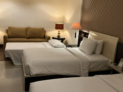 ルームツアー
ファミリールームを予約
ダブルベッドが2台＋エキストラベッド
