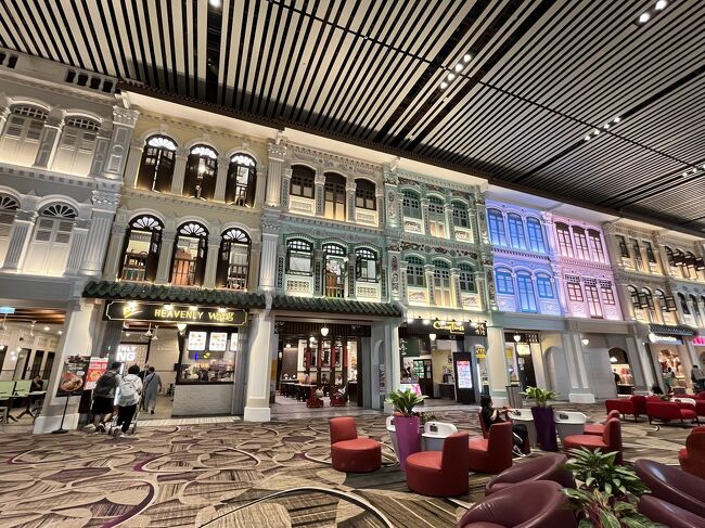 初めてのT4出発、他のターミナルに比べるとこじんまりしててお店の数も少なめ。散策はあっという間に終了。写真にあるショップハウスをデザインしたお店たちが可愛かったです。