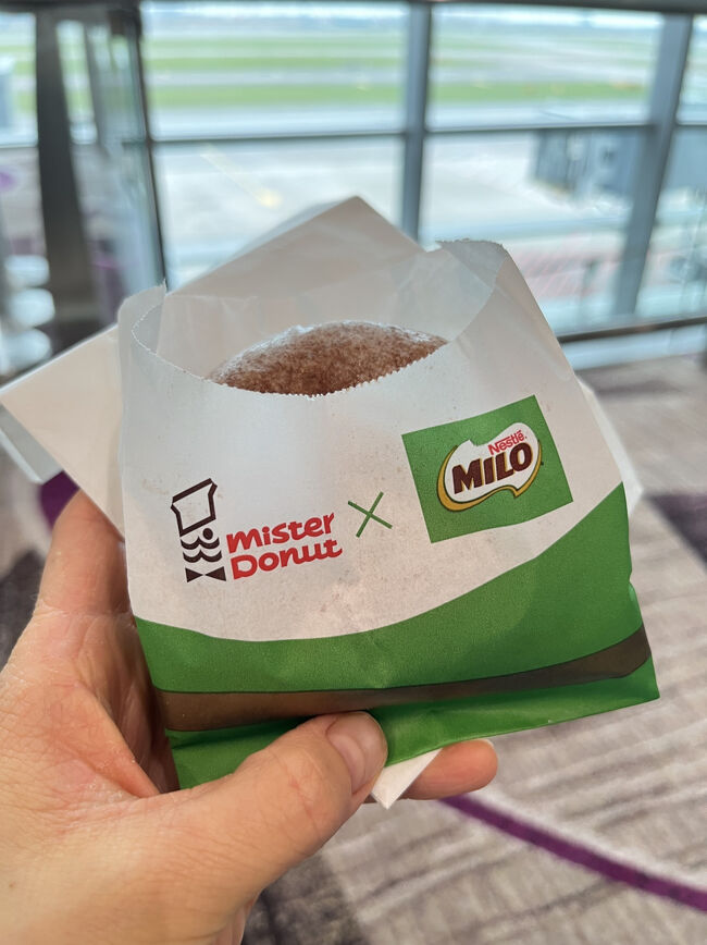 エアアジアあるあるなのか、離陸時間が遅れたため搭乗口で待ちぼうけ。手持無沙汰の中でおもむろに取り出されるミロドーナツ。ミロ味のクリームがたっぷり入ってました。<br />ミスド、マレーシアにも一時は存在したものの撤退しちゃったらしい…。すでに多店舗あるクリスピークリームもダンキンもいいけど、ミスドは別物なんよなー（日本人）