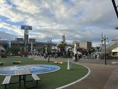 ららぽーとの建物は東西に長く、建物内を通り抜けていくと、そのまま甲子園球場の裏口の前に出てきました。私はこのまま球場へ行き、阪神対広島の試合を観戦しました。
今回は以上となります。どうもありがとうございました。