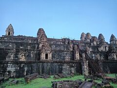 翌日。
プノンバケンを目指してアンコールワットに向かいますが、夜明け前なのに渋滞が発生してます。なんだか変だなあと思っていたら、アンコールワット手前からマラソンランナーがあふれてます。なんと、今日はアンコールワットマラソンの日。アンコールワット西門がスタート・ゴールのため付近は通行止め。
係員さんに「プノンバケンに行きたい」というと、大回りしろとのこと。ずっと西側を回って像のテラス裏に行くと、警備の人に止められる。あ～、進入禁止か？と思ったら、「ゆっくり走っていってね」とのことで、無事にプノンバケンに登ることができた。