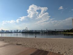歩道橋を渡りきり、木々を抜けるとお台場の砂浜です。
暑いので閑散としています。