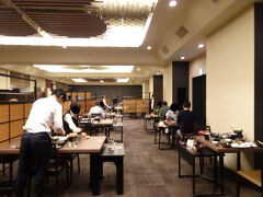 おはようございます！。

いきなり朝食です♪。
昨日の夕食と同じ会場でいただきます♪。

みんな早いのねー。
ｓｕｋｅｃｏ夫婦は８時～で予約していました。