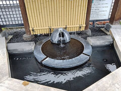 こちら、上山城に向かう途中にある、無料の足湯「前川足湯」です。

5分程度浸かると良いと書いてあったので、しっかりと5分足湯を満喫してきました。