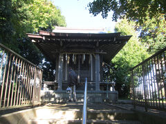 鶴ヶ峰神社拝殿　創建は不詳、その他詳細はわかりません。鳥居を潜り、石段を登ると拝殿、境内社稲荷社があります
