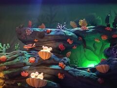 この後はジャンピンジェリーフィッシュとブローフィッシュバルーンレースという懐かし遊園地系のアトラクションに乗りました。
ディズニーの世界観に入ると花やしきにありそうな単純な遊具も、可愛さしか感じなくてすごい。