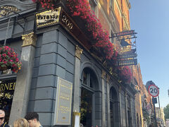 Pubのお花が素敵です
後で調べたらhotelのようです
Pubのみの利用もできるのかなぁ？
カラスの看板ですね