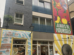 そして私たちがやってきたのはこちらのお店「Stanfords」
Googlemapsでは地図販売店となってました
（フォートラベルのスタンフォーズ、建物の雰囲気と場所がちょっと違うので移転したのかな？）