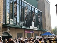 16 時30分ごろに、いつも一緒に野球を見ている仲間と合流します。
今回は入場の前に散策することに。球場の正面です。

ここの懸垂幕に、藤川監督と、2023年時の岡田前監督が掲げられています。