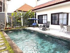 ◇2日目 快晴

サヌールのバイパス沿い。
昨年できたばかりの新しいコンパクトなホテルです。

着いて寝るだけなので、バリ島最初のホテルはいつもお安いホテルに泊まります。