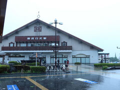 雨の中、やってきたのは東武日光駅。
晴れていれば、戦場ヶ原の散策でもしようかと思っていたのですが、
予定変更、本日はまったりプランで行きましょう。
で、まずは、駅前でバスに乗って湯元温泉方面へ。
