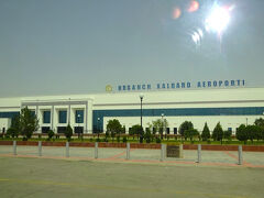 アヤズカラから戻り、ウルゲンチ空港に到着