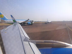 タシケント空港は、国内線と国際線が滑走路を挟んだ位置にあります。

