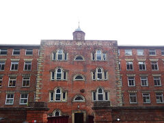 マンチェスター空港から東、ピーク・ディストリクトへ向かいます。低い山が連なるピーク・ディストリクトは、牛や羊が草食む牧草地帯が続き、のんびりと車を走らせました。と言いたいところですが、慣れないレンタカーとラウンドアバウトに振り回され、常に道路標識を見ることに忙しく、とても写真を撮る余裕がなかったことが残念。

観光客で混雑するバクストン、ベイウウェルを走り抜け、ダーウェント峡谷に着きました。ここの工場群が「ダーウェント峡谷の工場群」として世界文化遺産に登録されています。その一つ、マッソン・ミルに着きました。

1783年建設。当時高価だったであろう赤煉瓦作りの建物は、重厚感たっぷり。