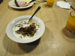 最後の朝。ホテルで朝食。

スーツケースを引いても徒歩5分で空港に。シャトルバスを利用するホテルよりも、便利で良かったと感じました。今回2泊したのですが、「連泊だから」と洗面所の隅にまとめて置いておいたボディタオルや化粧品(以前別のホテルで貰ったもの)は、清掃時に全て捨てられていました。その他の荷物は全てスーツケースの中に入れておいたので無事でしたが、スーツケースも移動されていたりと、初めてのことで驚きました。フロントスタッフの感じから、クレームを言ったところで「外部委託業者のしたこと」と片づけられるのは明白ですから、その時間が無駄だと思い諦めましたが、今後利用される方はお気をつけください。

朝食は朝5:00から。朝食会場は夜には夕食会場となり、ピザ等の軽食やアルコールが出るようです。早朝5:00に朝食に行くと、テーブルはどこもベタベタと汚れ、食べこぼしも残っています。ロビーにある電子レンジも汚れていました。全体的に若いスタッフが多く、ゆるーい感じのホテルです。

第2ターミナルまで徒歩5分。私達は2度と利用しないと思いますが、早朝深夜の離発着の飛行機を利用する際、便利であることだけは事実です。