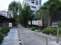 渋谷第一踏切がが有ったログロード（ROG ROAD)
帰りはログロードを通って渋谷駅に歩いて戻りたいと思います。

(追記）
後で調べたら、このログロード代官山も東横線が走っていた線路跡地につくられた商業施設でした。散策した時は気が付かなかったのですがログロード（ROG ROAD)を通って本当に良かったです。

ログロード代官山の紹介記事（LATEST NEWS）
https://ii.tokyu.co.jp/grows/news/logroad
