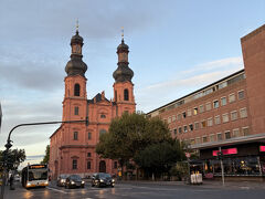 ライン川沿いに向かって歩いている途中にあったSt.Peters教会。20時近くなり段々と空が暗くなり始めました