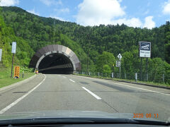 そして、北海道内の国道最高地点の、国道273号線・三国峠。
ここのトンネルをくぐると、いよいよ道北となる上川地方。
