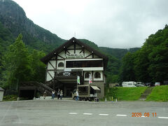 この温泉街の中にあるのが、黒岳に登るロープウェイ。
さすがに人気スポットで、駐車場は満車。
そもそも、ロープウェイの上の方は雲に隠れていたので、ここは通過。

カミさんは昔、来たことがあるらしい。
「でも冬だったから全然印象が違うし･･･」