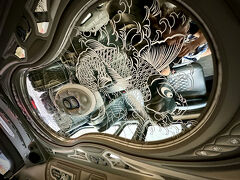 【パンダバスで水上マーケット＋メークロン市場観光（半日コース）】

妹が「水上マーケット」に行ってみたいと言ってきたので、くだんの『パンダバス（国内日系旅行会社...香港とか、南アなんかにもある）』に申し込んでみた。


写真：「パンダバス」のバンの車内の天井...おお、すげぇ...こんなデザインの車だった...韓国製か、中国製だろうと思っていたのだが...