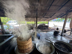 【パンダバスで水上マーケット＋メークロン市場観光（半日コース）】

いつの間にか、（パンダバス・プロンポン支店が）閉店していた...

ちょっと、気になったので（スワッ!!パンダバス自体が倒産したのか!?）、実際にタニヤにある本社に行ってみて申し込んで来たのだが、日本人責任者曰く「もう家賃も高いし、今の時代、ネット上で申し込みもできるので割りに合わなくなって来た...」と言われていた...


写真：ココナツ関連の甘いお菓子がいくつも販売されていた。