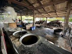 【パンダバスで水上マーケット＋メークロン市場観光（半日コース）】

ところで...
これまで「パンダバス」の小さな店舗が、プロンポンの日本人街のSoi33にあるEllsie Boutique Mall（黄色い二階建ての建物...HISもある）の一角にあったのだが...


写真：手前には、このような「ココナツ」を加工して、ミルクを抽出したり、甘いお菓子を作ったりしている様で...