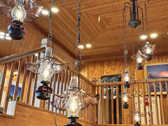 バスは一日一便、バスタ新宿発 10:35 ⇒ 高峰温泉着 14:28。
４時間ほどかかって高峰温泉に到着しました。どんどん山を登っていくと景色が違う…！平地と植物が違うみたいでした。
2000m以上の高地にある宿です。
九州には2000m以上の山が無いので、九州一の山より高いところにバスで登れると思うとすごいですね…！