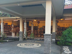 《バリ・ハンディ Bali Handy》

どうにかバリ・ハンディに到着。
もっと大きな工場かと思っていたら、中学生くらいの女の子が店番していた。
その後、高校生ぐらいのお兄さんも登場したので家族経営ってことなんだろう。