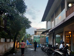 《カキアン・ベーカリー》

カキアン・ベーカリーの奥にあったカキアン・バンガローは建物ごとなくなっていた。
カデさんの情報によると新しく建て替えてホテルを再開するらしい。