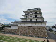 尼崎城に入ってみました。
こちらは模擬天守ですが、実際は少し離れた尼崎市立歴史博物館の場所にありそこに石碑がある様です。