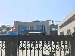 新疆ウイグル自治区博物館です。
ホテルから近いところにありました。
思ったよりも混んでいました。そして、中は広い。