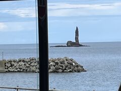 ロウソク岩です。
わたしはイッテQも大好きなので、あさこ姉さんが行った回でこれをみて行きたいなと思いました。
ちなみに出川の充電旅でもやっていましたね。
しっかり行きたい場所を回れているのでラッキーです。