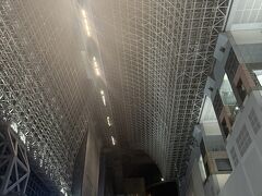 夜飯を食べに京都駅まで来た！天井が思ったより高くて迫力凄かった&#128514;