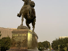 アミール・ティムール銅像の広場へ
荷物も解き、まだ明るい内に近くに散策へ。タシケントはこの時期１９時頃まで明るい。
当初スーパーへ行き少し買い物？軽く夕食でもの予定が何時ものように最初から変更です。
あの有名な銅像まで徒歩で直ぐでした。
14世紀（1300年後半）ティムール朝の国を成し遂げた歴史上有名な人物で、この先その足跡がどこに行っても出てくるアミール・ティムールです。