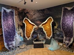 天然石工房にある石の博物館は無料で見学できます。
暑い日だったので涼しいのがありがたい！
珍しい石や綺麗な宝石が並んでいて興味深かったです。