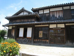 七卿落遺跡。
17世紀末に，吉名（現竹原市）から御手洗へ移住してきた竹原屋の邸宅です。竹原屋は近世期を通じて町年寄・庄屋役を歴任し，延岡藩の御用達として，20人扶持を与えられた有力商家でした。元治元（1864）年，倒幕派公卿5名が蛤御門の変で長州へ落ち延びる途中にここへ宿泊しました。