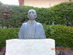 少し北に歩いて真田家12代目の真田幸治さんの像です。真田宝物館の前にあります。