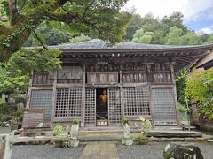 まだ小雨が降っているけど、歩いて｢指月殿｣を見学しに行きました。

この地で非業の死を遂げた鎌倉幕府二代将軍朝家の冥福を祈り、母北条政子が建立したもので、伊豆最古の木造建築といわれているそうです。