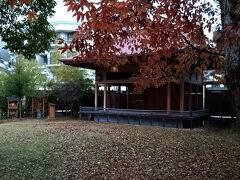 写真：水と緑と潤いのある公園

「水と緑と潤いのある公園」は、戸倉上山田温泉街の"千曲川"の左岸（西側）エリアとなる千曲市上山田温泉２丁目に位置する中央通りおよび新世界通りが交差する"信州の湯 清風園"へ通じる交差点の一画となる"旧・上山田観光会館"の跡地に上山田温泉・開湯百年を記念して２００３年（平成１５年）に開園しています。
樹木および鯉が泳ぐ池が整備されている公園敷地内には、"上山田温泉 開湯百年記念"などの碑が建立されているほか広場エリアに温泉街の各種イベントなどで利用される木造屋根付きの能舞台および観光客が無料で利用できる足湯設備（カラコロの足湯）などが設置されています。