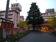 写真：戸倉上山田温泉 信州の湯 清風園（外観）

「戸倉上山田温泉 信州の湯 清風園」は、"千曲川"の左岸（西側）となる千曲市上山田温泉２丁目に位置する河畔に約６００坪におよぶ庭園を備えた本館（７階建て、写真：右側）および別館・清流亭（５階建て、写真：左側）が佇む広大な敷地内に３箇所の自家源泉による豊富な湯量を所有する温泉街を代表する老舗旅館のひとつとして１９２８年（昭和３年）に創業しています。