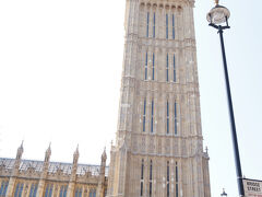 さて、ホテルで一休みしたので、ロンドン市内観光に繰り出しましょう。まずは、地下鉄を乗り継ぎ、Circleラインのウェストミンスター駅へ。地下鉄駅を出るや、この威容が眼前に広がり、思わず絶叫しました。圧倒的な迫力には、息をのみます。