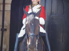 陸軍儀仗兵。赤い制服とヘルメットが特徴的です。