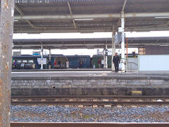 この後も去年2024年に旅してて良かった間に合った！と思う事が起こるのですが...
閑話休題
多度津駅のホームに列車が入線してるようです