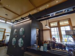 駅舎内のレトロなスターバックスはリージョナルランドストアです( *^艸^)